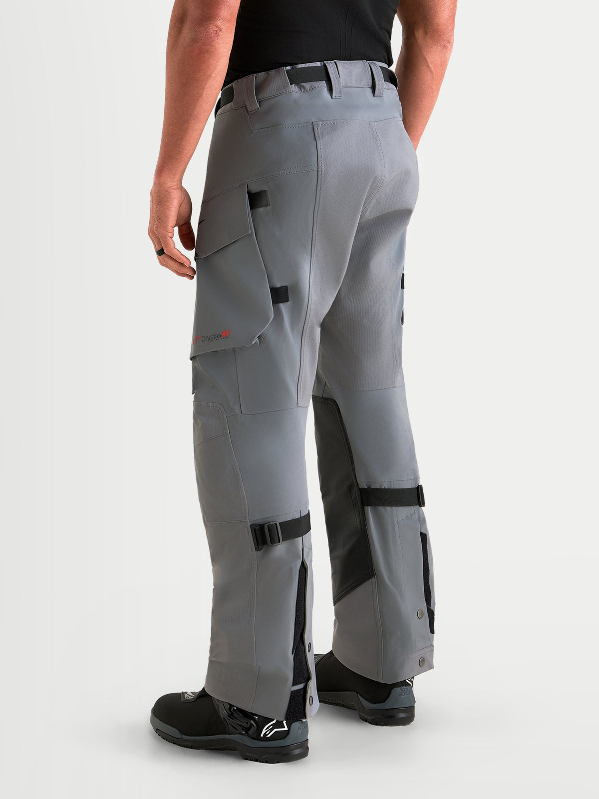 Alpinestars Maxdura Drystar XF Laminated broek, adventure motorbroek voor heren in donkergrijs en zwart, waterdichte textiel-motorbroek met cargozakken en verstelbare onderbenen, achteraanzicht op model