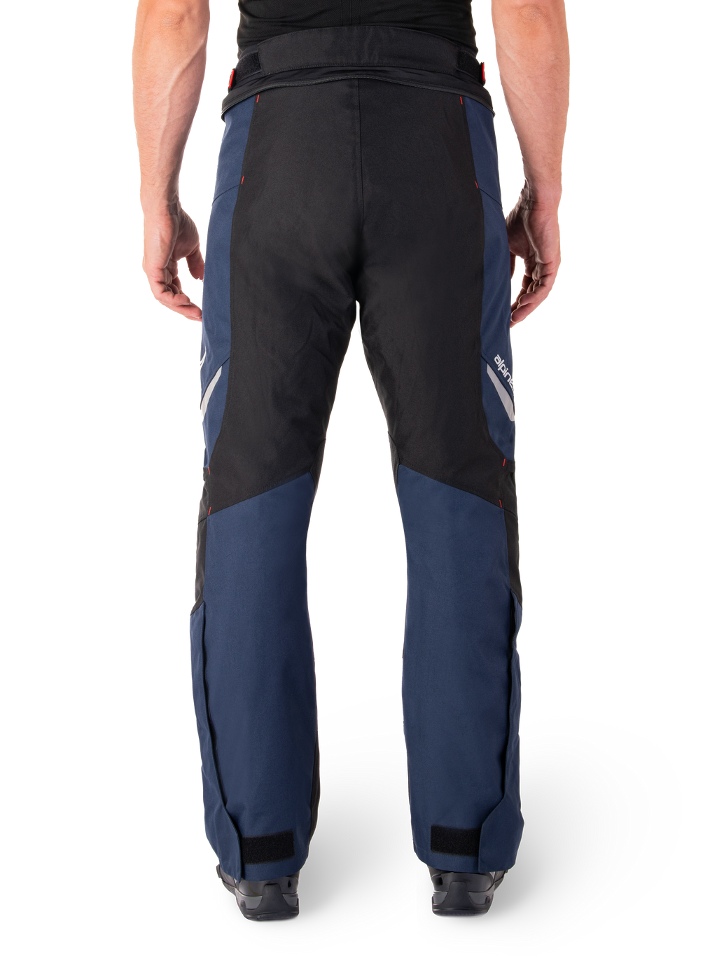 Alpinestars St-1 Waterproof broek, motor touringbroek, donkerblauw en zwart met felrode accenten, achteraanzicht, gestroomlijnd touringontwerp met duurzame textielconstructie, reflecterende logo's en verstelbare enkelsluitingen.