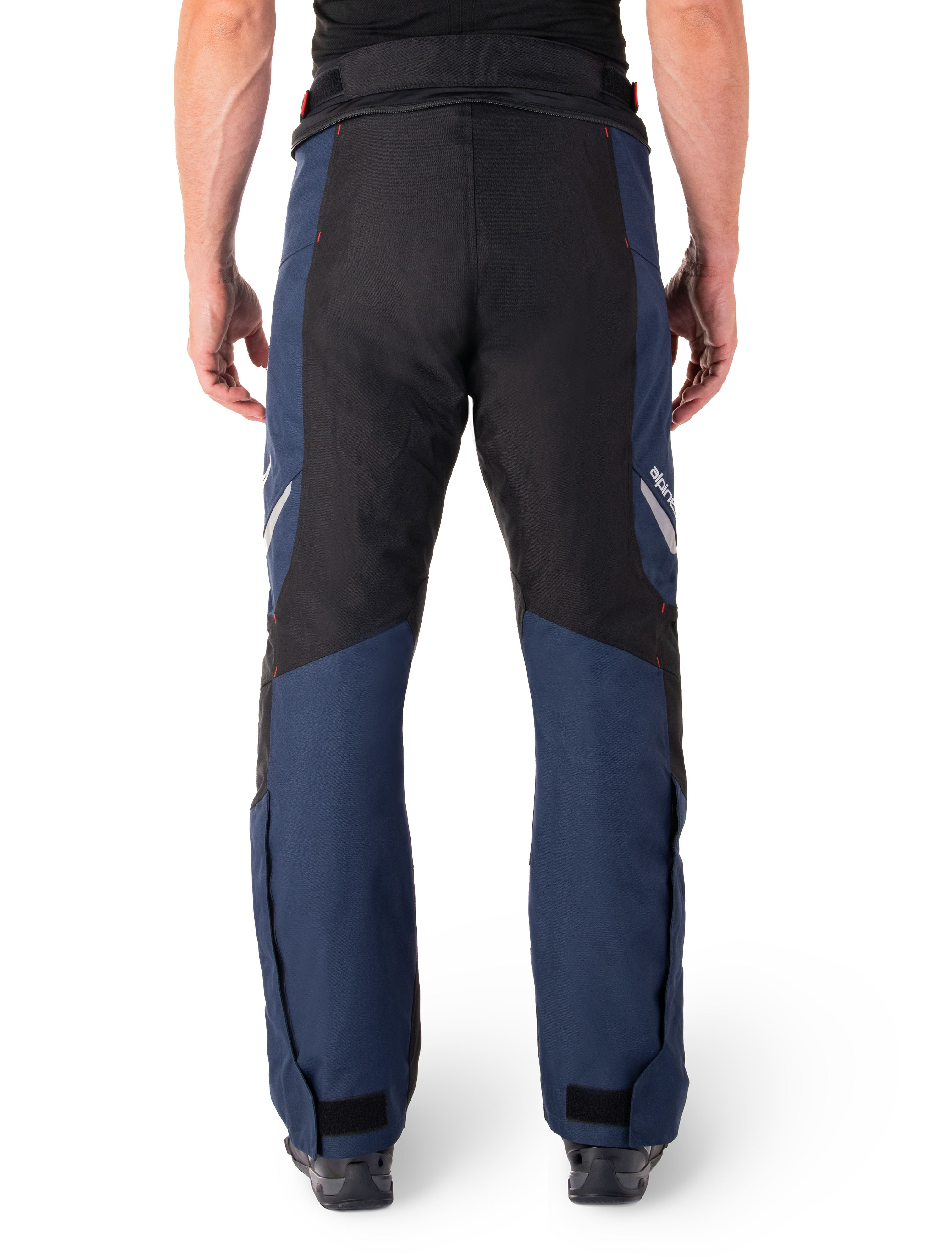 Alpinestars St-1 Waterproof broek, motor touringbroek, donkerblauw en zwart met felrode accenten, achteraanzicht, gestroomlijnd touringontwerp met duurzame textielconstructie, reflecterende logo's en verstelbare enkelsluitingen.