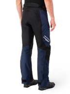 Alpinestars St-1 Waterproof Broek, donkerblauw, zwart en felrood, achteraanzicht met zwarte contrastpanelen, reflecterend Alpinestars-logo op de dij, ergonomische pasvorm voor adventure touring