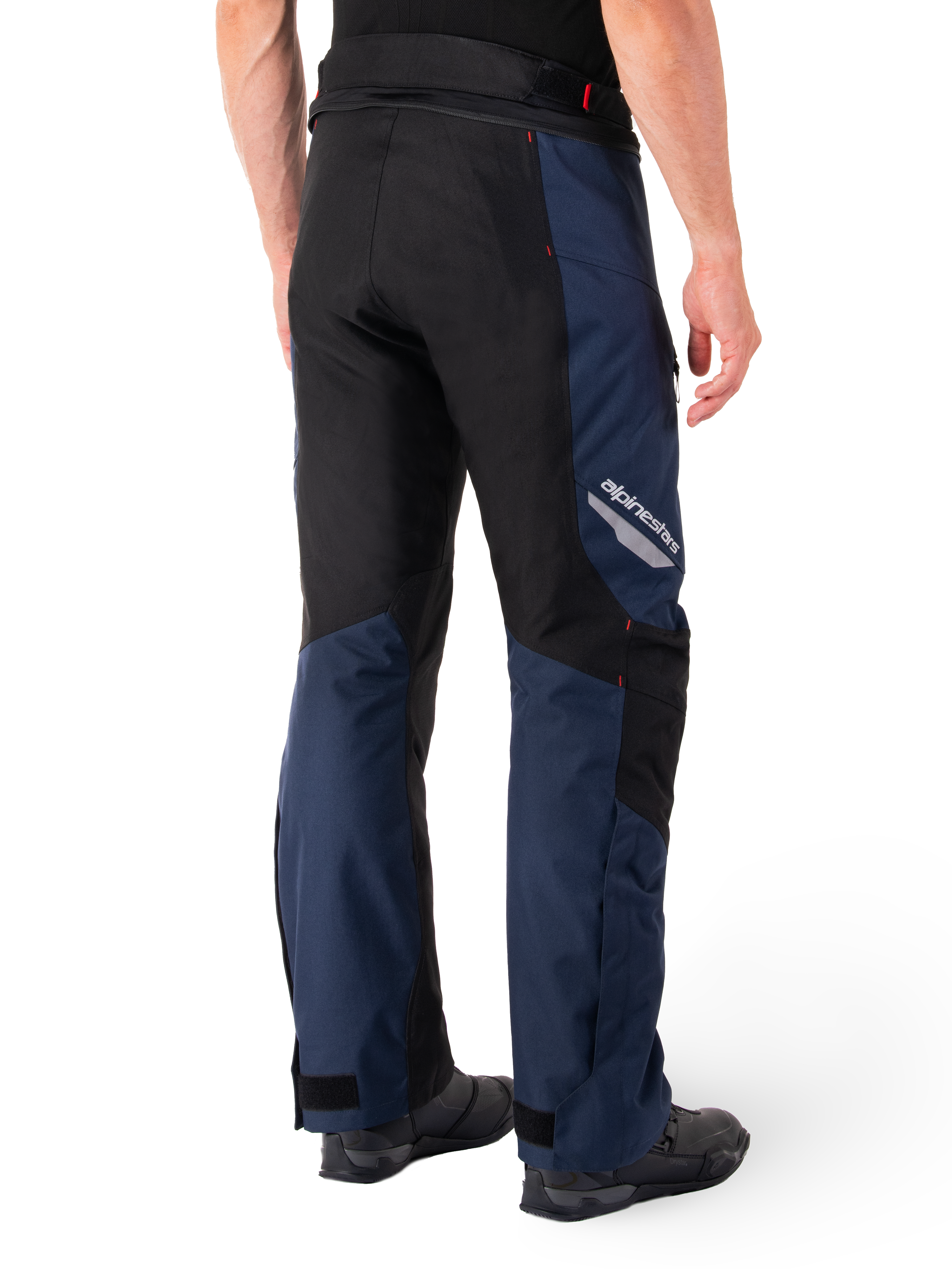 Alpinestars St-1 Waterproof Broek, donkerblauw, zwart en felrood, achteraanzicht met zwarte contrastpanelen, reflecterend Alpinestars-logo op de dij, ergonomische pasvorm voor adventure touring
