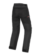 Alpinestars Andes V4 Drystar® Broek, adventure motorbroek, zwart, achteraanzicht met textielconstructie en verstevigd zitvlak en kniegebieden, rood Drystar-logo op de heup, verstelbare taille- en enkelbanden, waterdicht en duurzaam ontwerp voor alle weersomstandigheden