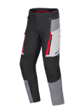 Alpinestars Honda ST-1 waterdichte motorbroek, touring motorbroek, Ice Gray, Dark Gray en zwart met rode accenten, technische textielconstructie met waterdichte voering, cargozakken met rits en ergonomische voorgevormde benen