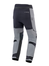 Alpinestars Andes Pro Drystar® XF broek, adventure motorbroek, donkergrijs en zwart, achteraanzicht met verstelbare kuitbanden, Alpinestars-branding en waterdichte ritsdetails