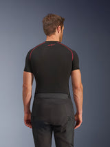 Alpinestars Cusco Drystar® broek, zwarte motorbroek, achteraanzicht van rijder in adventure touring uitrusting met een zwart compressieshirt met korte mouwen en rode stiksels, duurzame ripstop en 600D stofconstructie