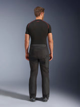 Rijder draagt Alpinestars Cusco Drystar® broek, zwarte adventure motorbroek, achteraanzicht, gecombineerd met een zwart compressieshirt met korte mouwen en zwarte motorlaarzen, voorzien van een duurzaam textielontwerp met voorgevormde panelen voor touring