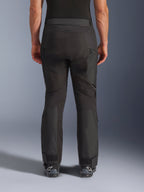 Alpinestars Cusco Drystar® broek, adventure motorbroek, zwart, achteraanzicht met voorgevormde panelen, ventilatieopeningen met rits op de dijen en verstelbare enkelmanchetten, ontworpen voor touring en off-road rijden
