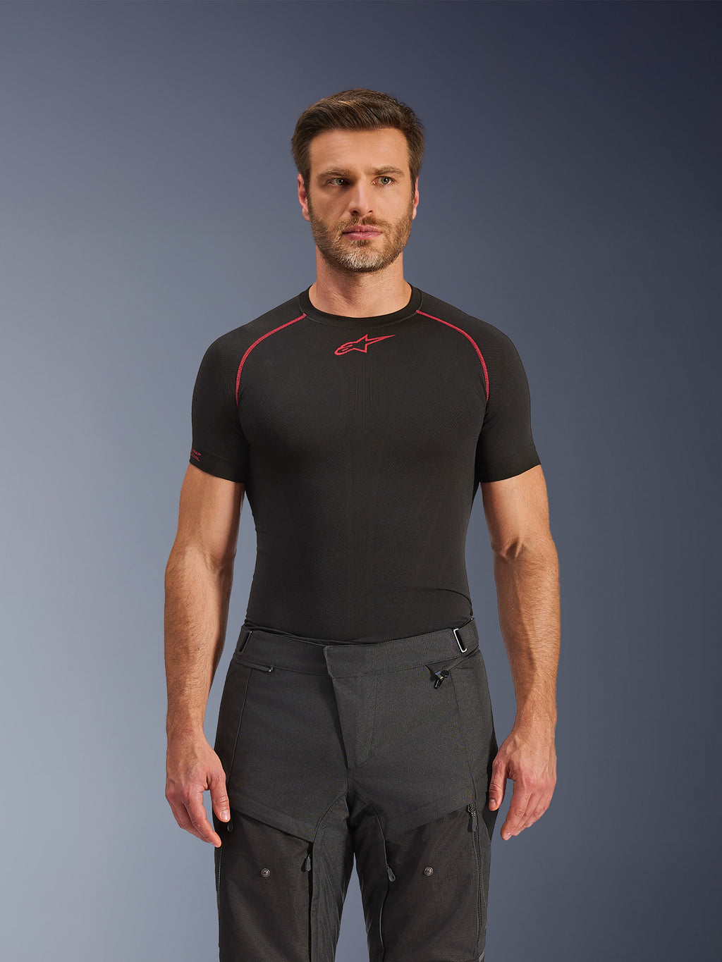 Alpinestars Cusco Drystar® Pants, adventure motorbroek, zwart, technische textielconstructie met ventilatieopeningen met rits en ripstop-panelen, gedragen door een mannelijk model met een zwart Alpinestars base layer shirt voor een complete adventure riding look