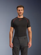 Alpinestars Cusco Drystar® Pants, adventure motorbroek, zwart, technische textielconstructie met ventilatieopeningen met rits en ripstop-panelen, gedragen door een mannelijk model met een zwart Alpinestars base layer shirt voor een complete adventure riding look