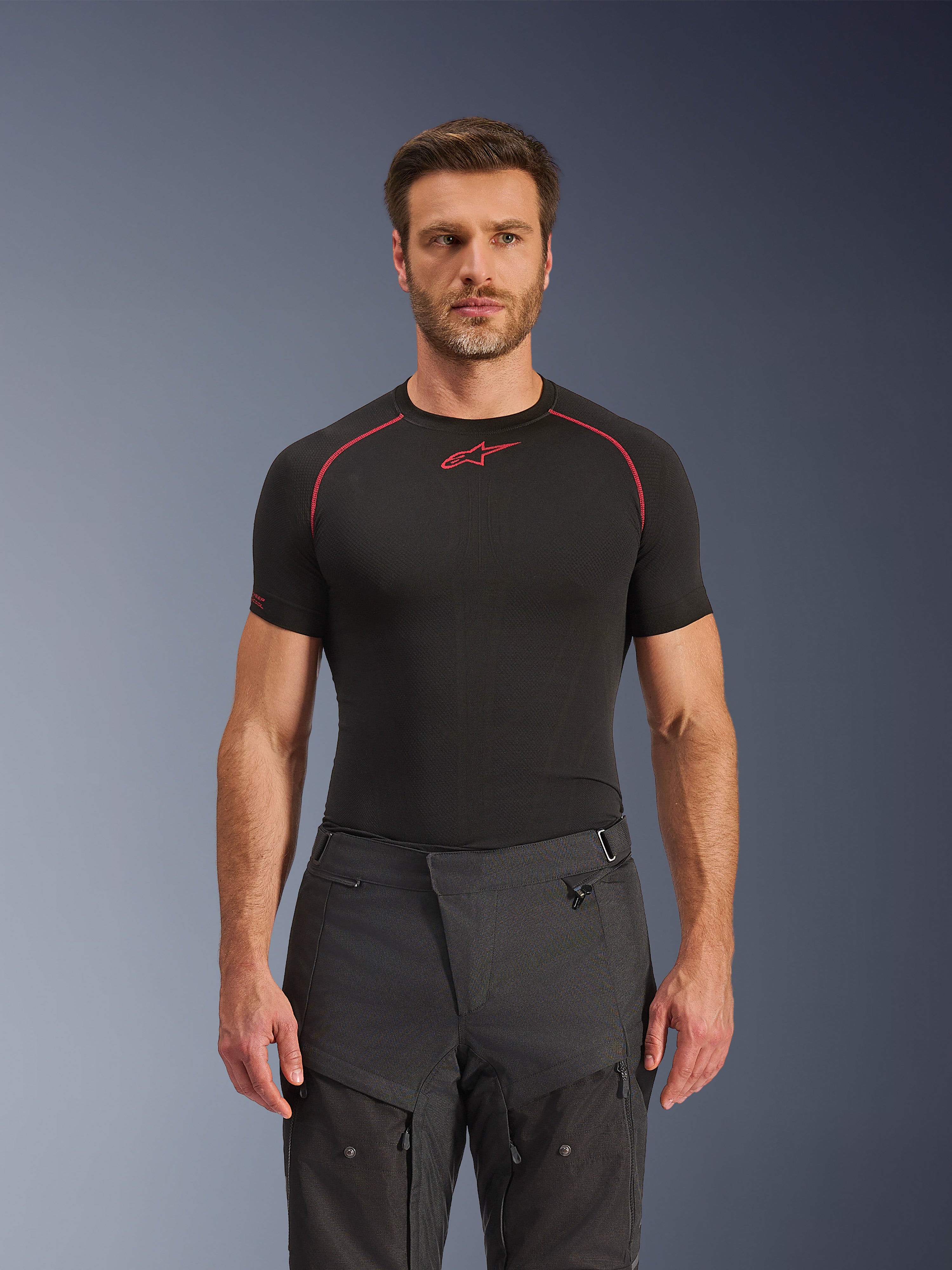 Alpinestars Cusco Drystar® Pants, adventure motorbroek, zwart, technische textielconstructie met ventilatieopeningen met rits en ripstop-panelen, gedragen door een mannelijk model met een zwart Alpinestars base layer shirt voor een complete adventure riding look