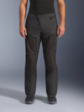 Alpinestars Cusco Drystar® broek, adventure motorbroek, zwart, vooraanzicht, voorzien van dijventilatie met ritssluiting en verstelbare taille, duurzame ripstop en 600D textielconstructie, gedragen met zwarte laarzen