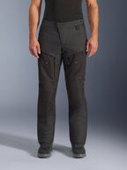 Alpinestars Cusco Drystar® broek, adventure motorbroek, zwart, vooraanzicht, voorzien van dijventilatie met ritssluiting en verstelbare taille, duurzame ripstop en 600D textielconstructie, gedragen met zwarte laarzen