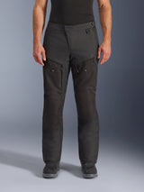 Alpinestars Cusco Drystar® broek, adventure motorbroek, zwart, vooraanzicht, voorzien van dijventilatie met ritssluiting en verstelbare taille, duurzame ripstop en 600D textielconstructie, gedragen met zwarte laarzen