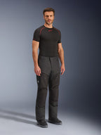 Alpinestars Cusco Drystar® Pants, zwarte textiele motorbroek, gedragen door een model met een zwarte basislaag en laarzen, voorzien van ripstop-stof, grote cargozakken met 'Terra'-branding en een ergonomisch ontwerp voor adventure-rijden