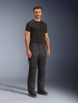 Alpinestars Cusco Drystar® Pants, zwarte textiele motorbroek, gedragen door een model met een zwarte basislaag en laarzen, voorzien van ripstop-stof, grote cargozakken met 'Terra'-branding en een ergonomisch ontwerp voor adventure-rijden