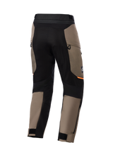 Alpinestars Cusco Drystar® broek, adventure motorbroek, Walnut bruin en zwart, achteraanzicht met zwarte stretchpanelen, oranje accenten, ventilatieopeningen met rits en verstelbare klittenbandsluitingen voor rijden op de weg.