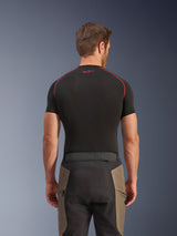 Alpinestars Cusco Drystar® broek, adventure motorbroek, Walnut Black, achteraanzicht met taille-details en een design met kleurvlakken, gedragen met een zwarte basislaag met korte mouwen, rode stiksels en logo