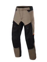 Alpinestars Cusco Drystar® Pants, Walnut Black adventure motorbroek, vooraanzicht, voorzien van walnootbruine en zwarte panelen met oranje accenten, grote dijventilatie met ritssluiting en duurzame textielconstructie.