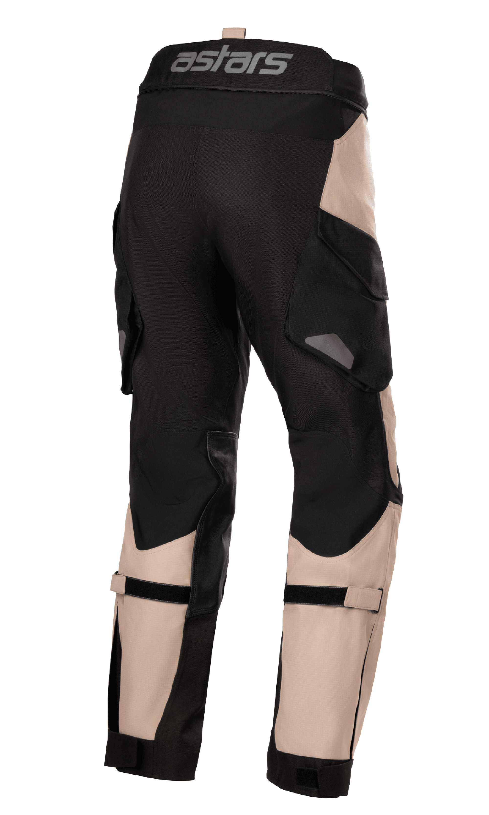 Alpinestars Halo Drystar® broek, adventure toerbroek, donker kaki en zwart, achteraanzicht met 'astars'-branding op de tailleband, grote cargozakken en verstelbare kuitbanden, duurzaam textielontwerp voor motorrijden in meerdere seizoenen