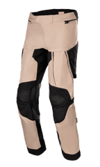 Alpinestars Halo Drystar broek, adventure touring motorbroek, donkerkhaki en zwart, met grote ventilatiepanelen op de dijen, versterkte zwarte kniestukken en multi-paneel textielconstructie met zakken met ritssluiting