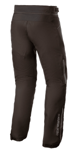 Alpinestars AST-1 V2 Waterproof broek, zwart, textiele motorbroek, achteraanzicht met reflecterende details, Alpinestars-logo op het onderbeen, verbindingsrits in de taille en verstelbare broekspijpen voor bescherming in alle weersomstandigheden