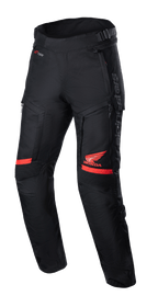 Honda Bogota' Pro Drystar® broek, motortouringbroek, zwart en rood, met rood Honda Wing-logo op het bovenbeen, accordeon stretchpanelen bij de knieën, technische textielconstructie, verstelbare taillebanden en Alpinestars-branding