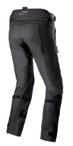 Alpinestars Bogotá Pro Drystar® 3 Seasons broek, zwarte adventure touring motorbroek achteraanzicht, voorzien van logo op de tailleband, verstelbare beenbanden en technische textielconstructie met versterkte panelen.