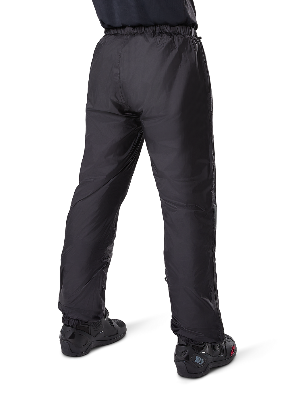 Alpinestars Bogota' Pro Drystar® 3 Seizoenen Broek, zwarte adventure touring motorbroek, achteraanzicht van de waterdichte Drystar®-voering gedragen als overbroek, gecombineerd met zwarte motorlaarzen, technische lichtgewicht constructie voor weersbescherming in meerdere seizoenen