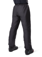 Alpinestars Bogota' Pro Drystar® 3 Seizoenen Broek, zwarte adventure touring motorbroek, achteraanzicht van de waterdichte Drystar®-voering gedragen als overbroek, gecombineerd met zwarte motorlaarzen, technische lichtgewicht constructie voor weersbescherming in meerdere seizoenen