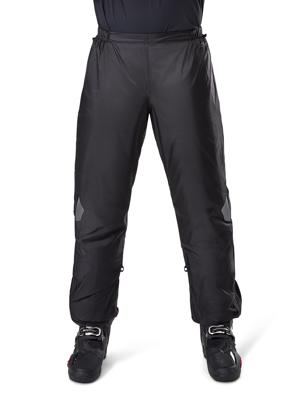 Alpinestars Bogota Pro Drystar 3 Seasons broek, waterdichte motorbroek, zwart, lichtgewicht technische stof met reflecterende kniestukken, gedragen als overbroek met zwarte motorlaarzen, ontworpen voor weersbescherming bij adventure touring