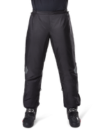 Alpinestars Bogota Pro Drystar 3 Seasons broek, waterdichte motorbroek, zwart, lichtgewicht technische stof met reflecterende kniestukken, gedragen als overbroek met zwarte motorlaarzen, ontworpen voor weersbescherming bij adventure touring