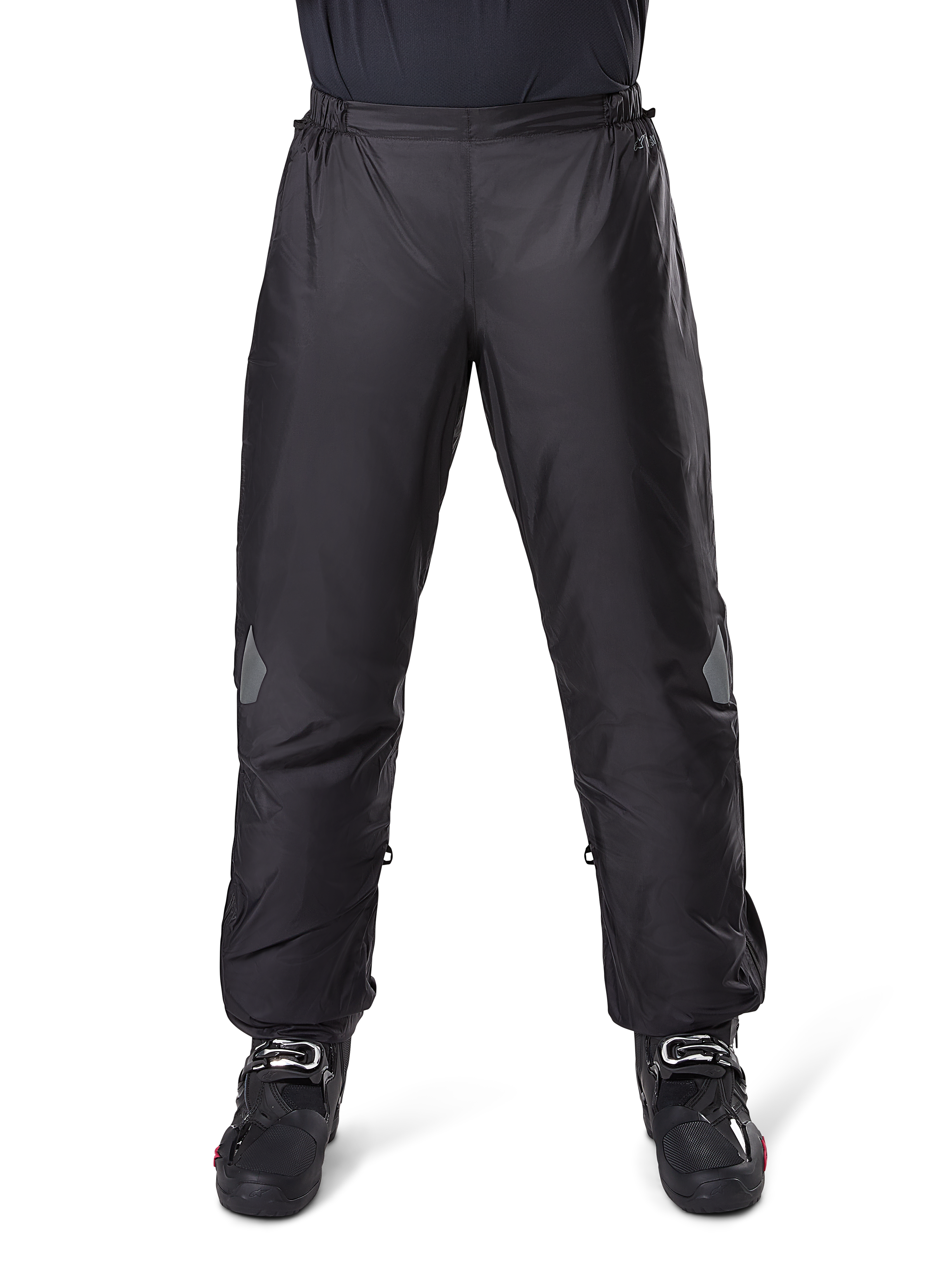 Alpinestars Bogota Pro Drystar 3 Seasons broek, waterdichte motorbroek, zwart, lichtgewicht technische stof met reflecterende kniestukken, gedragen als overbroek met zwarte motorlaarzen, ontworpen voor weersbescherming bij adventure touring