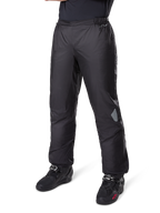 Alpinestars Bogotá Pro Drystar® 3 Seasons broek, adventure touring motorbroek, zwart, gedragen met zwarte motorlaarzen, met reflecterende patches op de knieën en Drystar-branding, lichtgewicht waterdicht textielontwerp voor rijden in alle seizoenen.