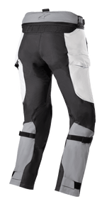 Alpinestars Bogota' Pro Drystar® 4 Seasons broek, Adventure Touring motorbroek, Ice Gray en Dark Gray, achteraanzicht met verbindingsrits in de taille, panelen in cargostijl en verstelbare kuitbanden voor een goede pasvorm