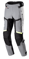 Alpinestars Bogota Pro Drystar 4 Seasons broek, touring motorbroek met normale pasvorm, ijsgrijs en donkergrijs met fluo gele reflecterende strips, voorzien van grote ventilatiepanelen op de dijen, accordeonstretch op de knieën en verstelbare taillebanden, adventure motorkleding