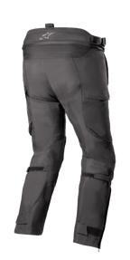 Alpinestars Bogotá Pro Drystar® 4 Seasons Broek - Short, adventure touring motorbroek, zwart, achteraanzicht met hoge taille en logo, stretch accordeonpaneel, verstelbare kuitbanden en technische textielconstructie.