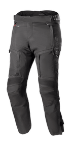 Alpinestars Bogota Pro Drystar 4 Seasons Pants Short, zwarte touring motorbroek, waterdicht en ademend, versterkte accordeon kniepanelen, verstelbare taillebanden, ventilatie en zakken met ritssluiting, duurzame ripstop stof, bescherming voor alle seizoenen