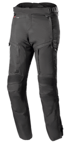 Alpinestars Bogota Pro Drystar 4 Seasons Pants - Long, zwarte adventure motorbroek, geribbelde stretchpanelen op de knieën, ventilatiepanelen met rits op de dijbenen, verstelbare taillebanden met gespen, duurzame technische textielconstructie voor bescherming in alle weersomstandigheden