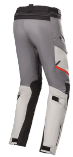 Alpinestars Andes V3 Drystar® broek, motor touringbroek, Ice Gray en Dark Gray, voorzien van zwarte verstevigingspanelen en een rood accent op de zak, verstelbare taille- en kuitbanden, duurzame textielconstructie voor adventure rijden