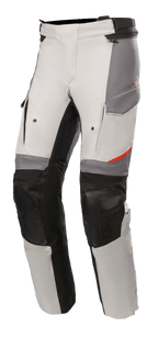 Alpinestars Andes V3 Drystar® broek, adventure touring motorbroek, ijsgrijs en donkergrijs met zwarte accenten, voorzien van verstevigde kniepanelen, cargo-stijl zakken en verstelbare tailleband, duurzaam textielmateriaal met rode details