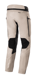 Alpinestars AMT-10LAB Drystar® XF-broek, Aluminum Camo Adventure Touring-broek, achteraanzicht met zwarte beschermende panelen, MATRYX®-branding en witte Alpinestars-logo's op een chassis van verschillende materialen.