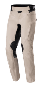Alpinestars AMT-10LAB Drystar® XF Pants, adventure motorbroek, Aluminum Camo, lichtgrijs camouflagepatroon met zwarte versterkte panelen op de knieën en binnenkant van de dijen, technische textielconstructie met een verstelbare taille en Drystar-branding op het onderbeen
