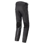Alpinestars AMT-10 Drystar® XF broek, adventure touring motorbroek voor heren, zwart en grijs, waterdicht textiel met RIDEKNIT® mesh zones en MATRYX® panelen, achteraanzicht, CE-gecertificeerd.