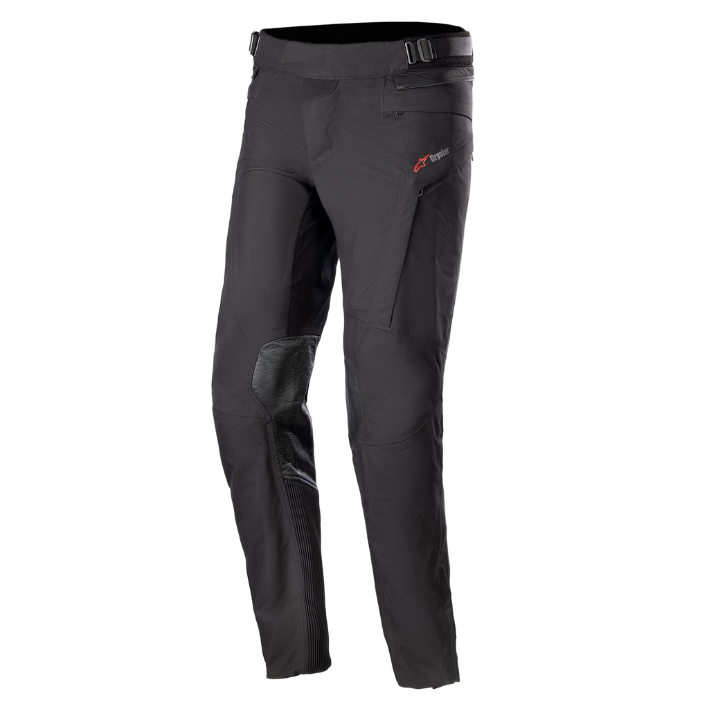 Alpinestars AMT-10 Drystar® XF broek, motor touringbroek, zwart, met rood logo op de heup, versterkte kniepanelen, accordeon-stretch op de onderbenen, verstelbare taille en zakken met ritssluiting, technisch textielontwerp voor adventure-rijden