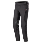 Alpinestars AMT-10 Drystar® XF broek, motor touringbroek, zwart, met rood logo op de heup, versterkte kniepanelen, accordeon-stretch op de onderbenen, verstelbare taille en zakken met ritssluiting, technisch textielontwerp voor adventure-rijden