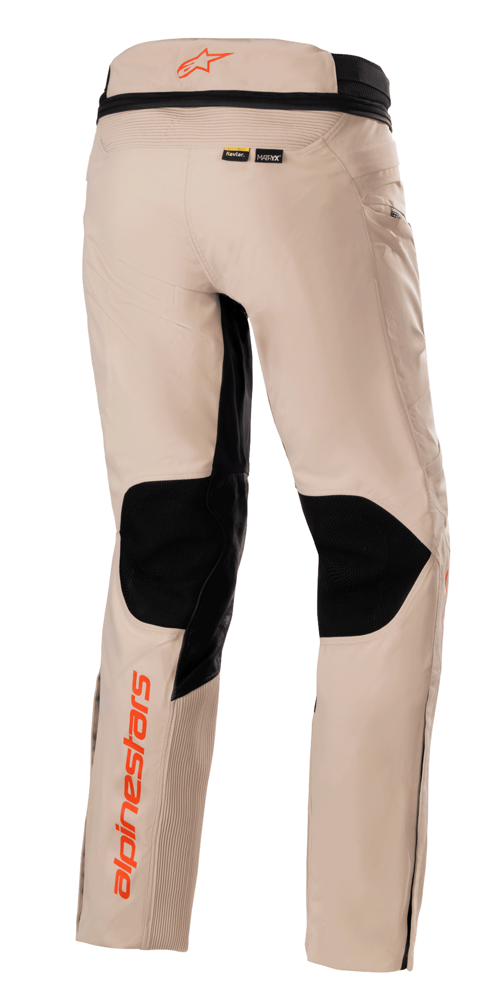 Alpinestars AMT-10R Drystar® XF broek, Adventure Touring broek, lichtbruin, achteraanzicht met grote zwarte mesh-panelen aan de achterzijde van de knieën, oranje Alpinestars-logo's op de tailleband en het onderbeen, en Kevlar en MATRYX materiaalbranding.