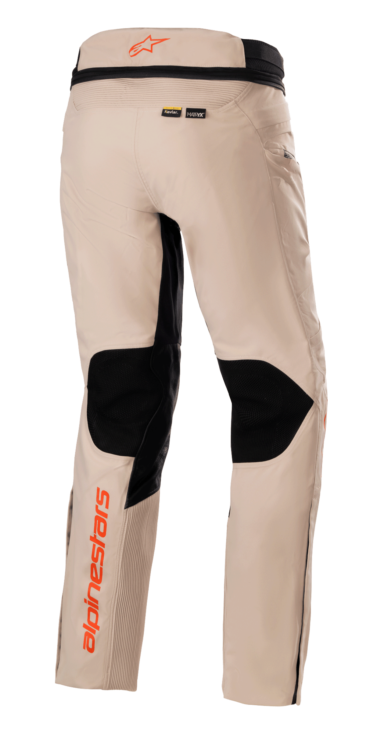 Alpinestars AMT-10R Drystar® XF broek, Adventure Touring broek, lichtbruin, achteraanzicht met grote zwarte mesh-panelen aan de achterzijde van de knieën, oranje Alpinestars-logo's op de tailleband en het onderbeen, en Kevlar en MATRYX materiaalbranding.