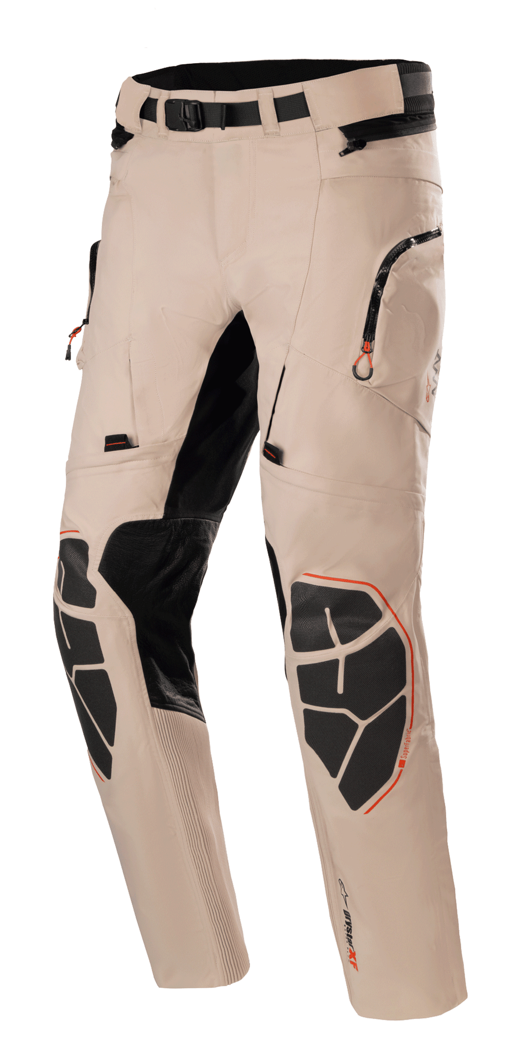 Alpinestars AMT-10R Drystar Xf broek, adventure touring motorbroek, lichtbruin met zwarte en oranje accenten, waterdichte en ademende constructie, versterkte Superfabric kniebeschermers, verstelbare tailleriem, zakken met ritssluiting, stretchpanelen voor flexibiliteit