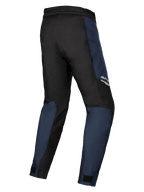 Alpinestars Stella ST-1 Waterproof broek, donkerblauw en zwart textiel met felrode accenten, driekwart achteraanzicht, duurzame constructie en ergonomische pasvorm voor adventure touring voor dames.