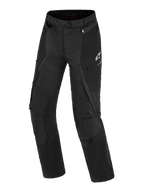 Alpinestars Stella Andes V4 Drystar® broek, dames adventure motorbroek, zwart, vooraanzicht met technische textielconstructie, wit Alpinestars-logo op de linker dij, cargo-zakken en ventilatieritsen, duurzame motorkleding voor alle weersomstandigheden